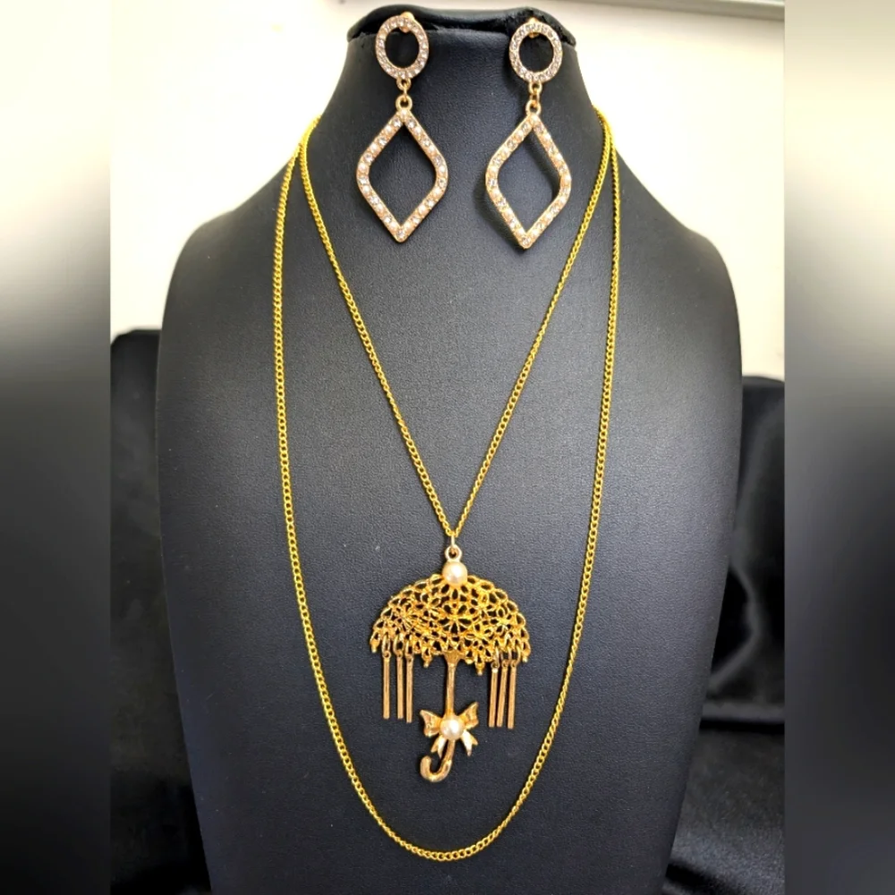 #17. Vintage Gold Jewelry Set with Umbrella Pendant - Picture 1 of 2